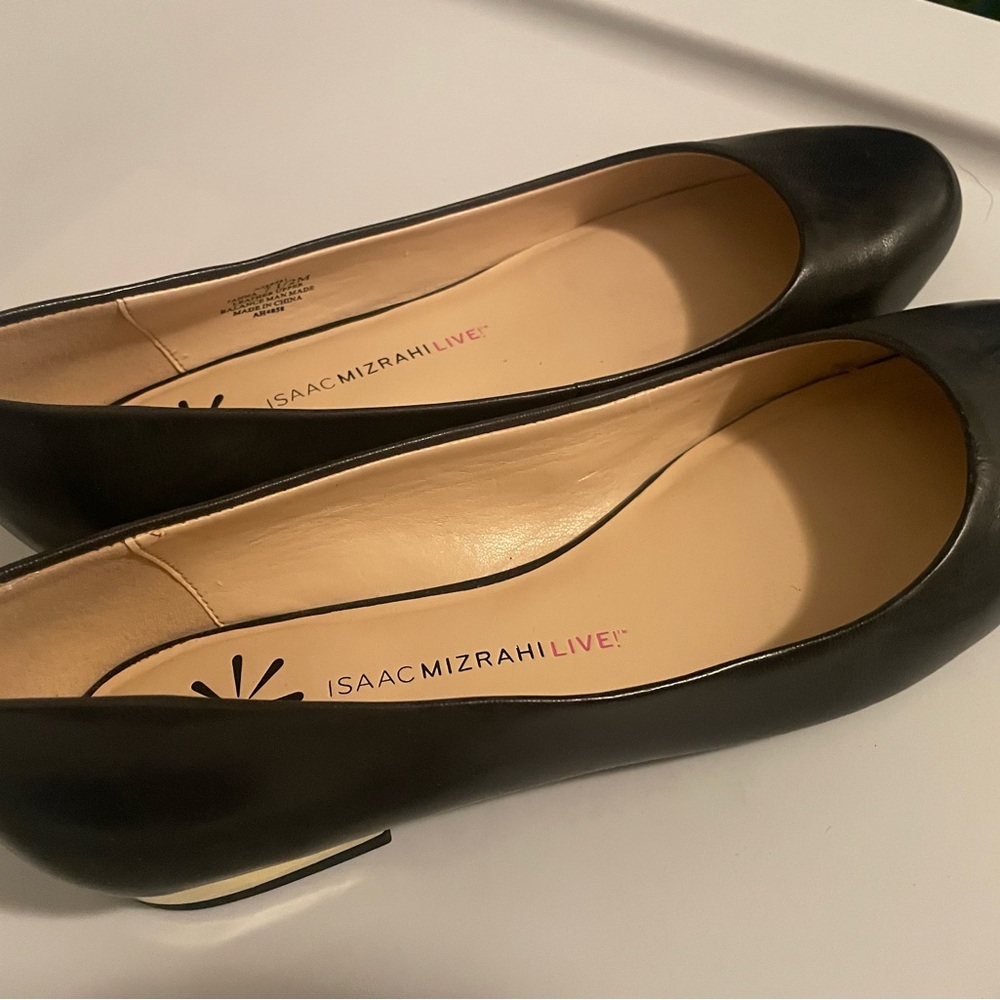 Issac Mizrahi Live Black Leather Gold Kitten Heel Flats (Women’s size 7.5)